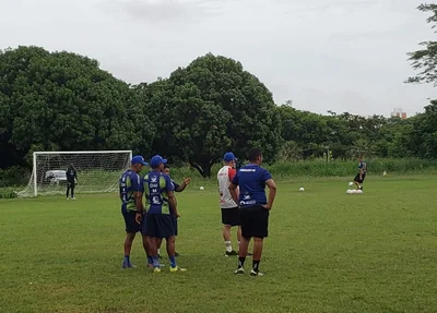 Comissão técnica do Fluminense-PI analisando o treino