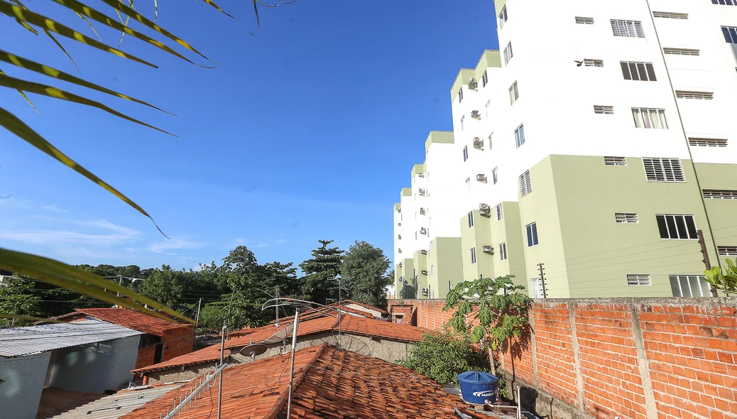 Condomínio ao lado das casas