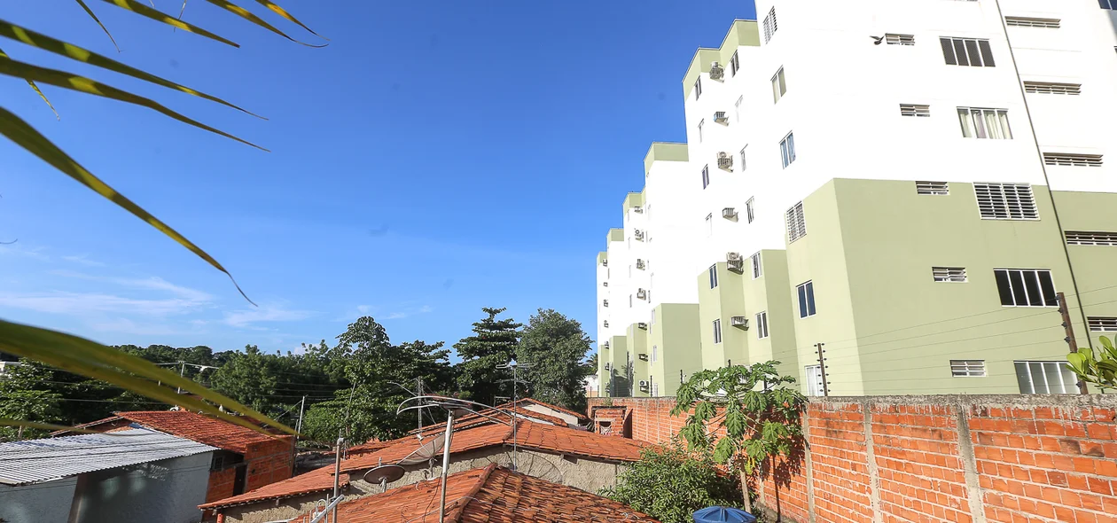 Condomínio ao lado das casas