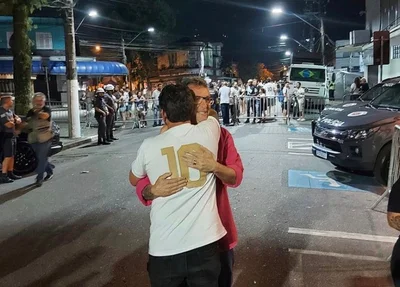 Craque Neto comparece ao velório de Pelé
