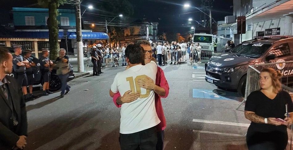 Craque Neto comparece ao velório de Pelé