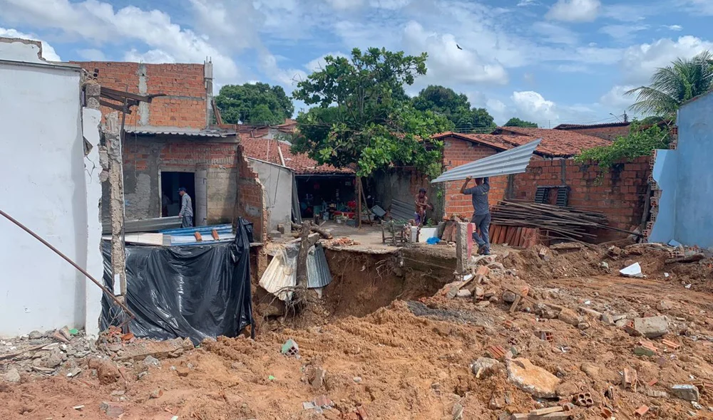 Cratera que se abriu e causou a demolição de duas casas