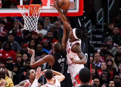 DeMar DeRozan realiza bloqueio, que impede Kevin Durant de marcar