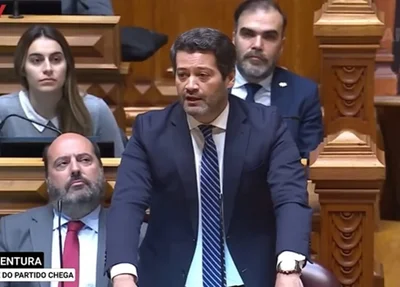 Deputado André Ventura durante sessão no Parlamento português