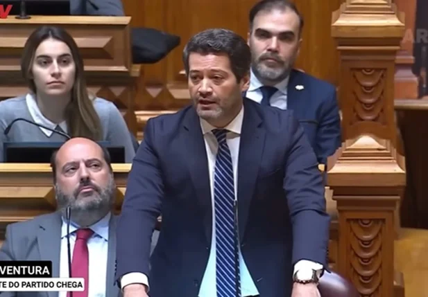 Deputado André Ventura durante sessão no Parlamento português