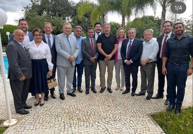 Deputados federais reunidos com Arthur Lira