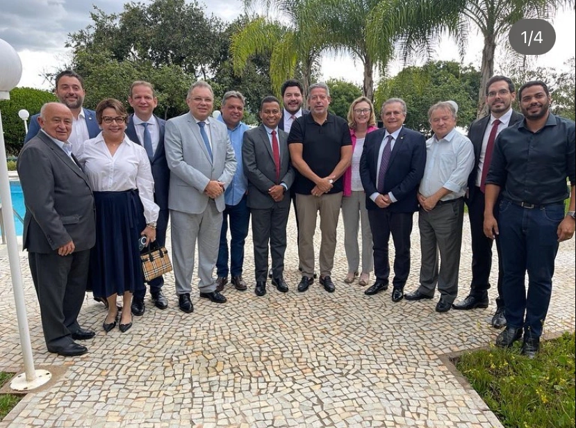 Deputados federais reunidos com Arthur Lira