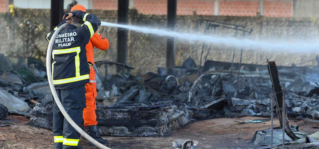 Devido aos bombeiros, o fogo não se espalhou para outros locais