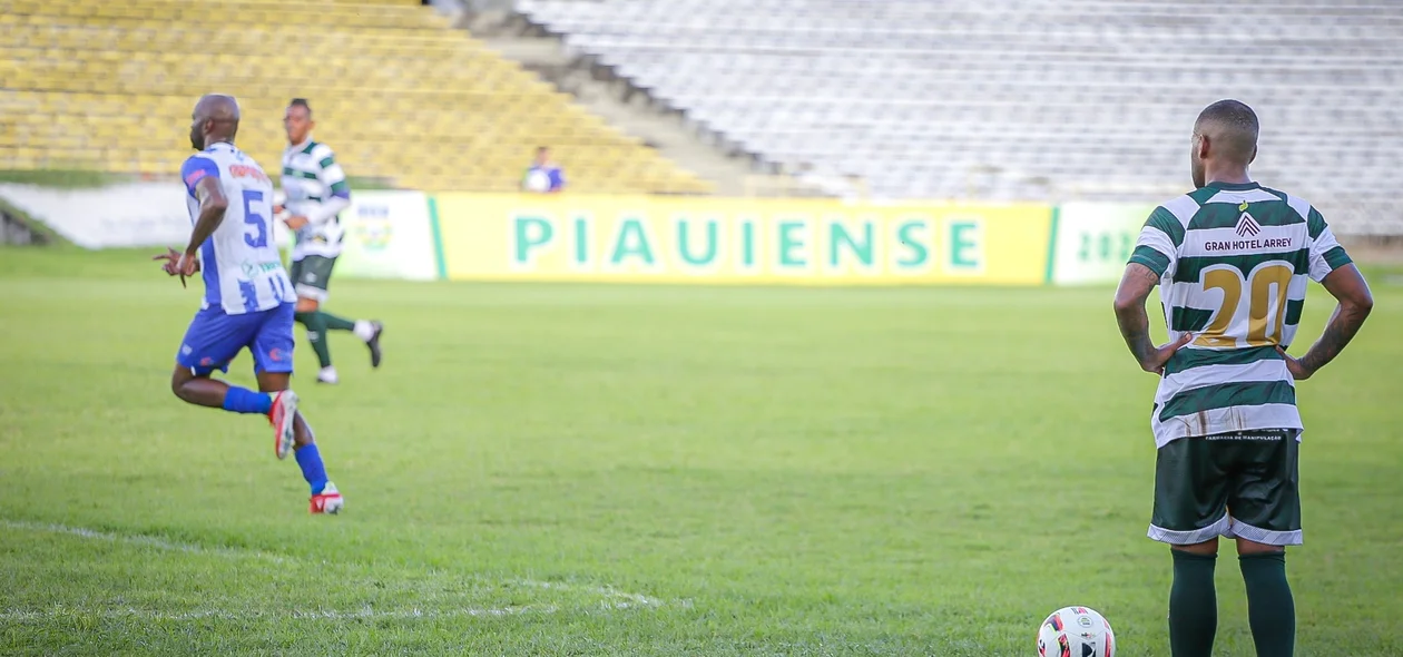 Dieguinho em cobrança de falta