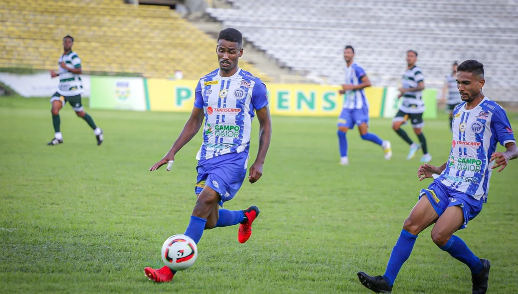 Disputa da bola no Albertão