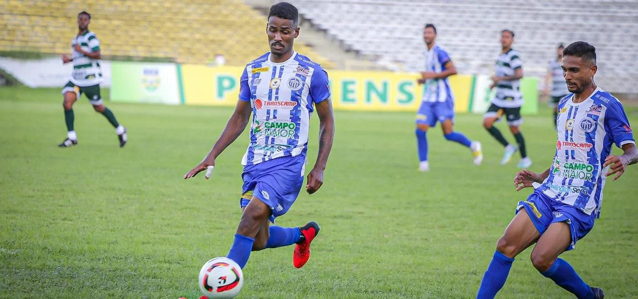 Disputa da bola no Albertão