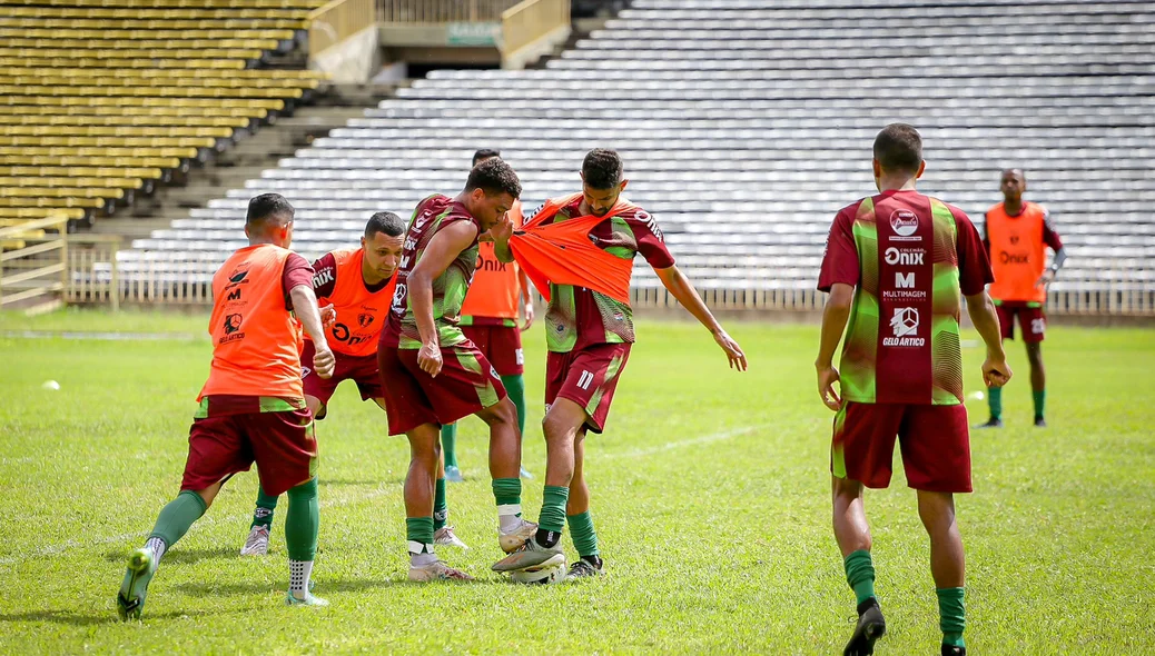 Disputa de bola durante o treino