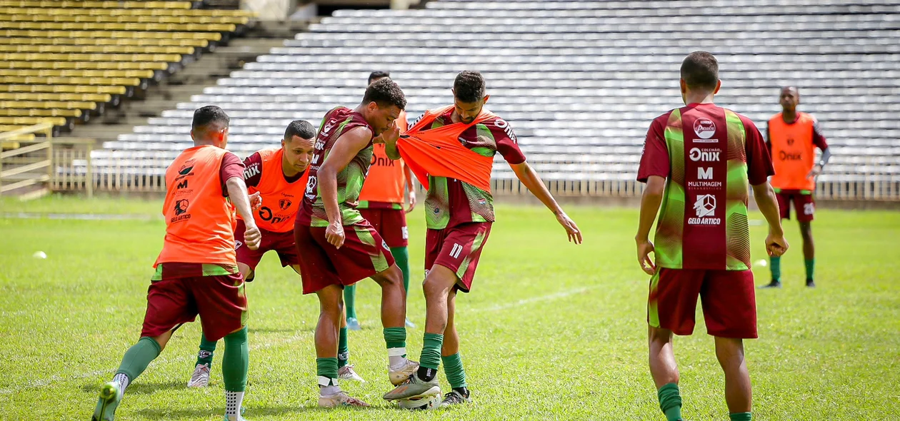 Disputa de bola durante o treino