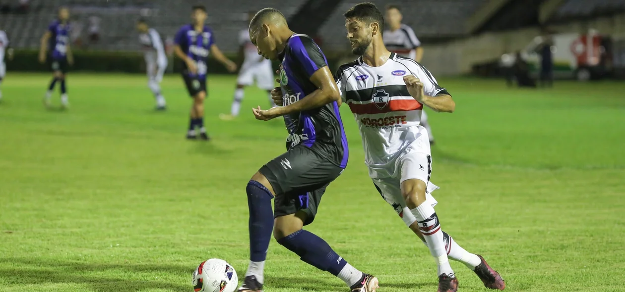 Disputa de bola entre João Paulo e jogador do Altos