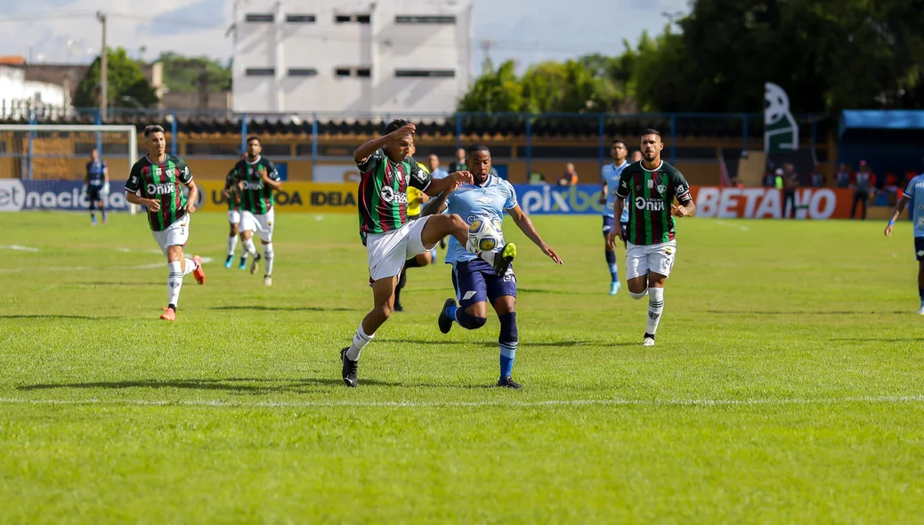 Disputa de bola entre jogador do Fluminense-PI e CSA