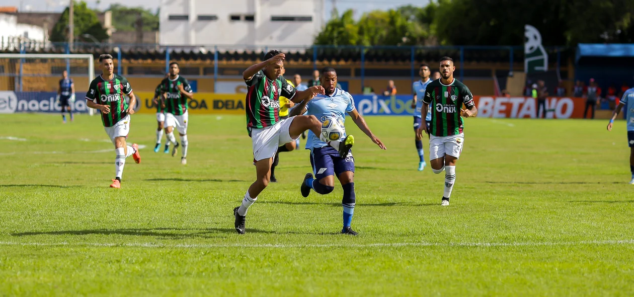 Disputa de bola entre jogador do Fluminense-PI e CSA