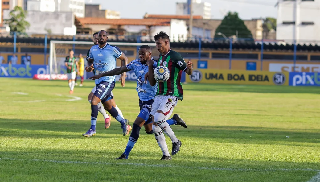 Disputa de bola entre jogador do Fluminense-PI e CSA