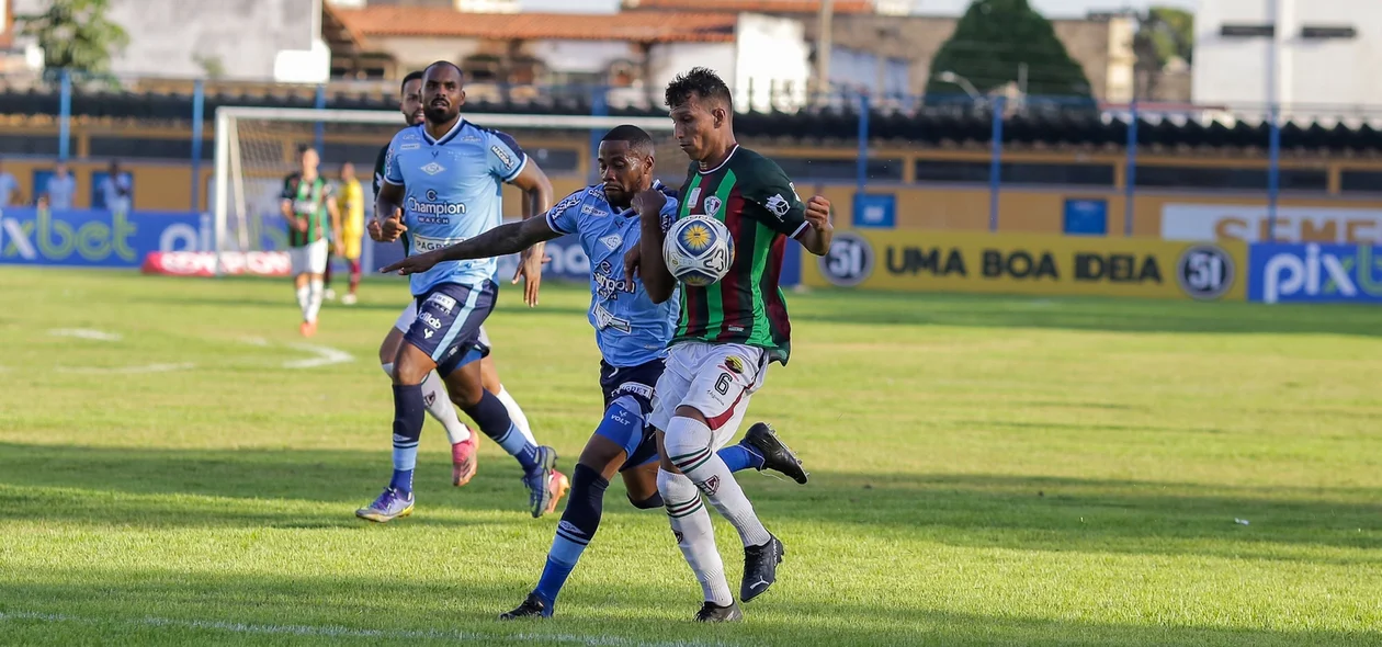 Disputa de bola entre jogador do Fluminense-PI e CSA