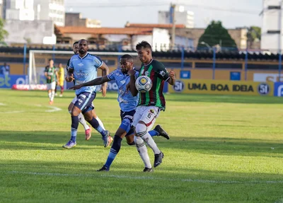 Disputa de bola entre jogador do Fluminense-PI e CSA