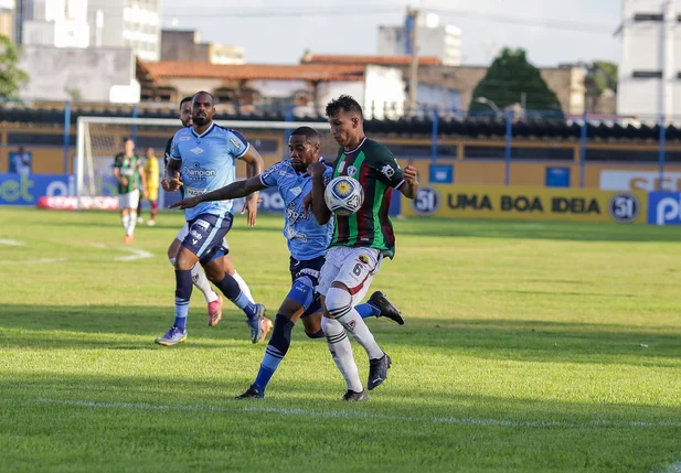 Disputa de bola entre jogador do Fluminense-PI e CSA