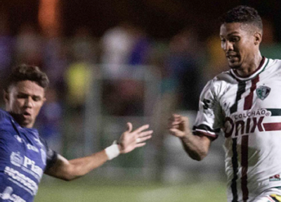 Disputa de bola entre jogador do Parnahyba e Fluminense-PI