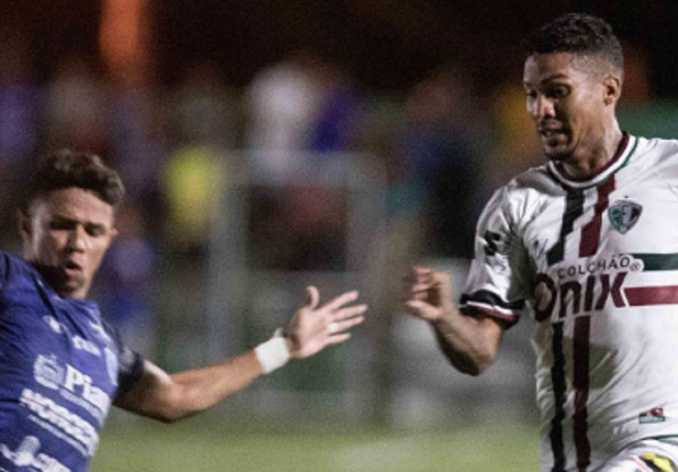 Disputa de bola entre jogador do Parnahyba e Fluminense-PI