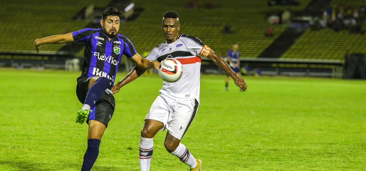 Disputa de bola entre Leandro Amaro e Raul Cardoso