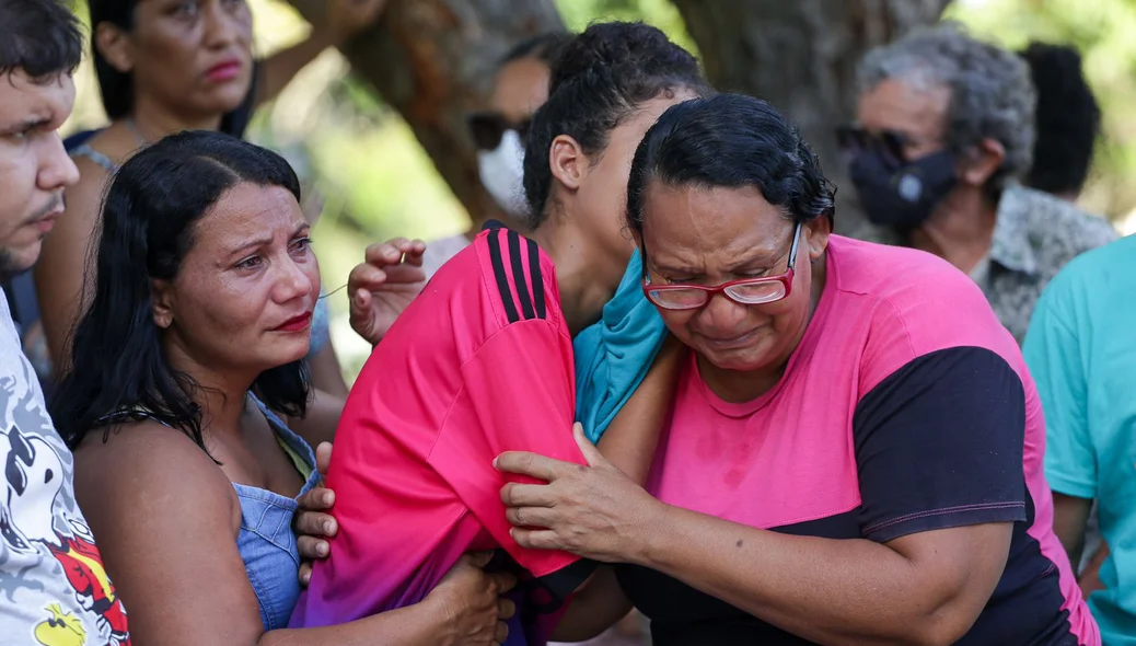 Dona Silvia Gomes, emocionada ao ver sua sobrinha sendo enterrada