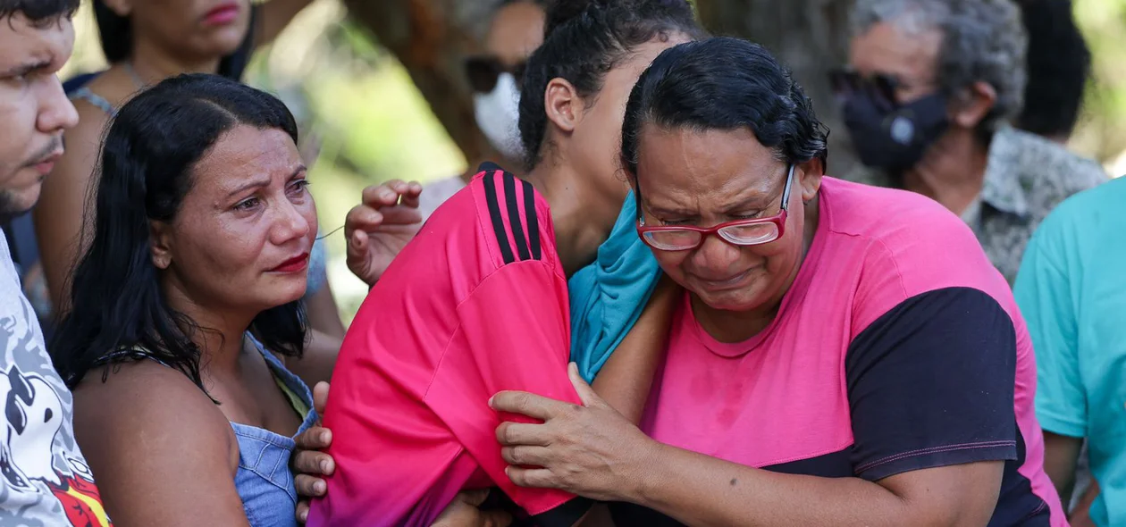 Dona Silvia Gomes, emocionada ao ver sua sobrinha sendo enterrada