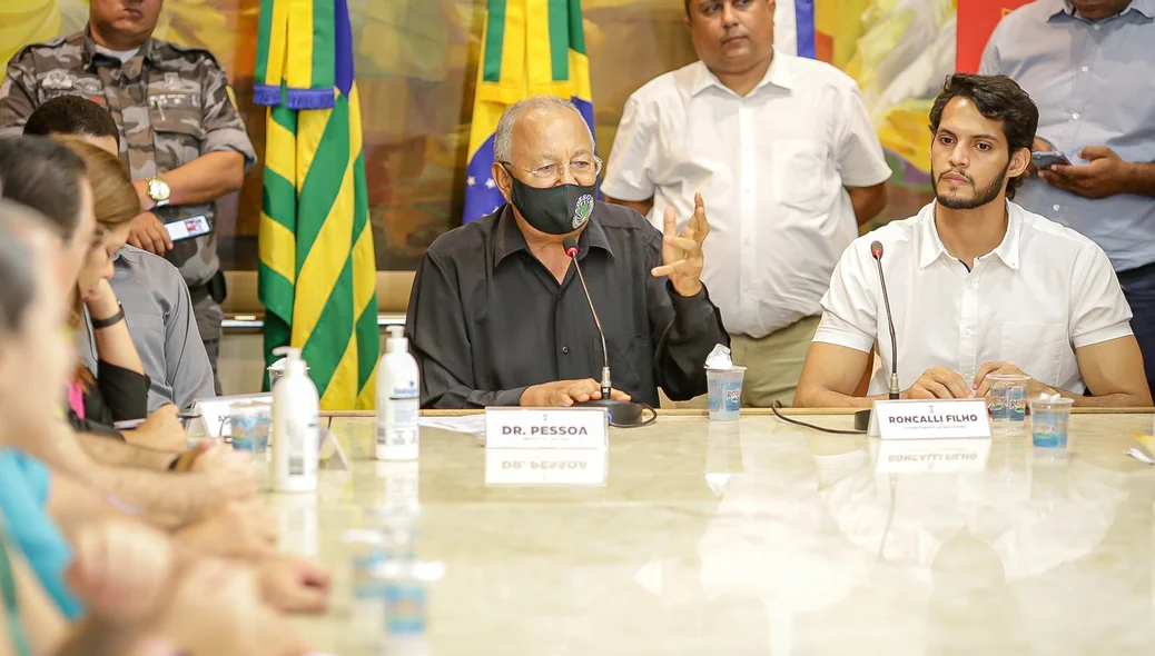 Dr. Pessoa e Roncalli Filho durante reunião