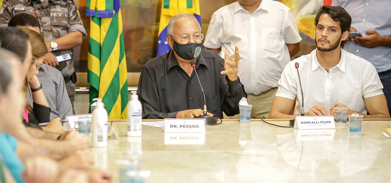 Dr. Pessoa e Roncalli Filho durante reunião