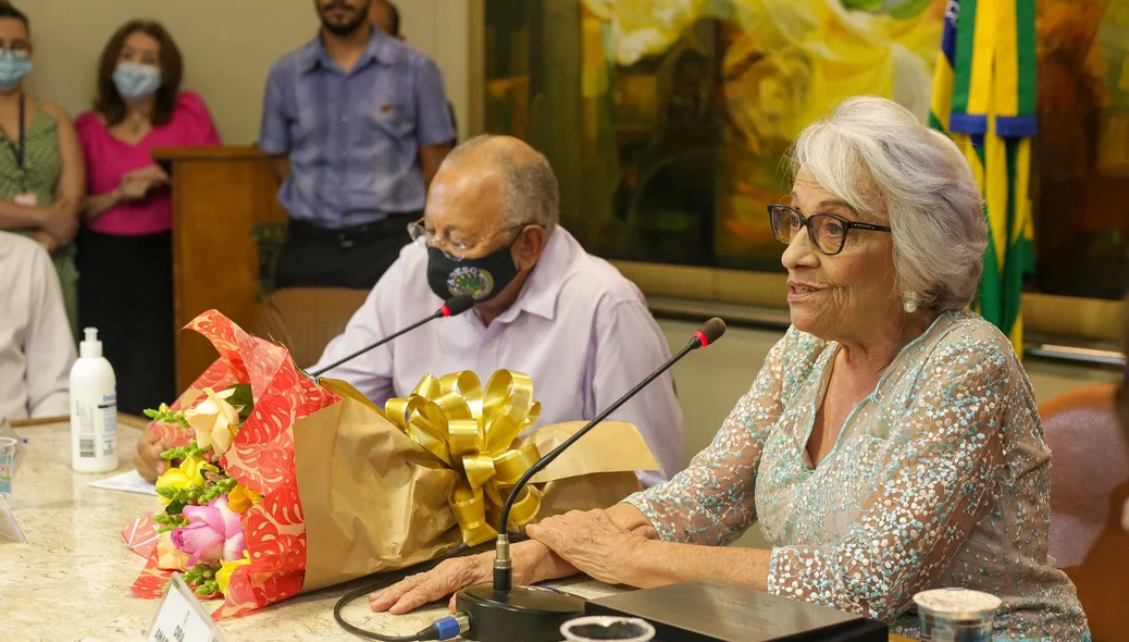 Dra. Amariles Borba durante solenidade em sua homenagem