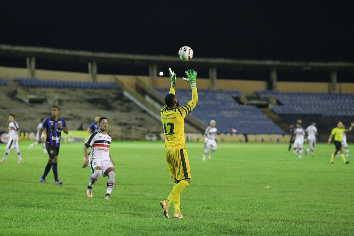 Edson agarrando a bola
