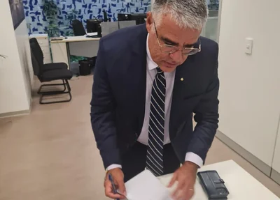 Eduardo Girão assinando sua candidatura