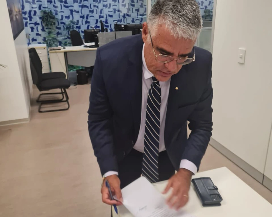 Eduardo Girão assinando sua candidatura