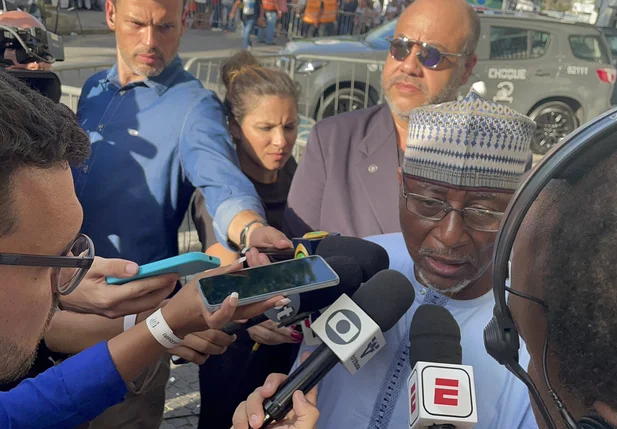 Embaixador da Nigéria comparece ao velório de Pelé