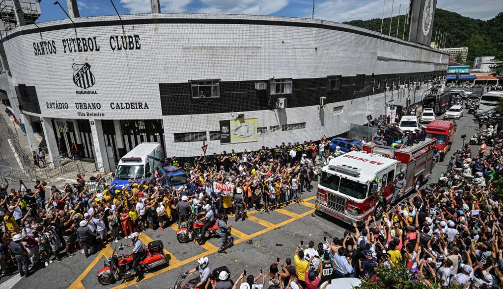 Entorno da Vila Belmiro durante saída para o cortejo