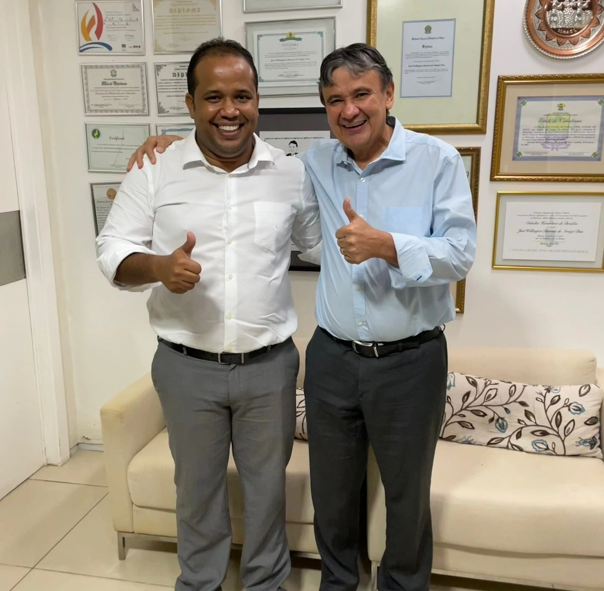 Enzo Samuel ao lado do ministro Wellington Dias