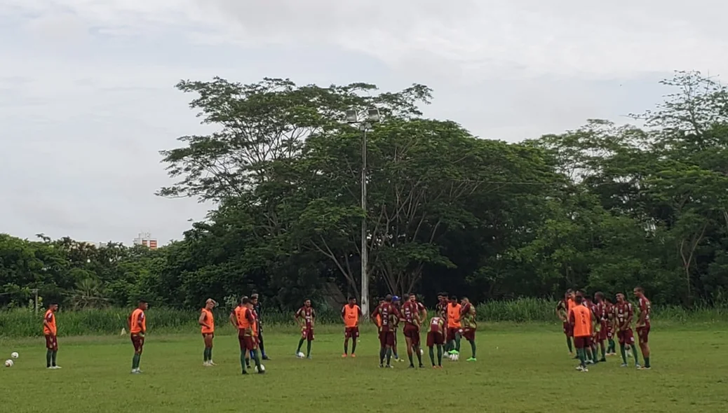 Equipe do Fluminense-PI reunida durante o treino