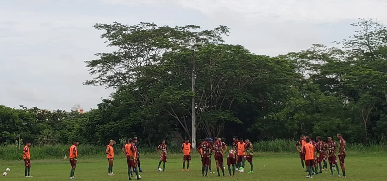 Equipe do Fluminense-PI reunida durante o treino