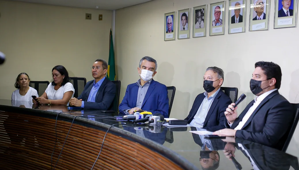 Equipes da Sefaz e Administração, juntamente com Mussoline Guedes, da CCOM