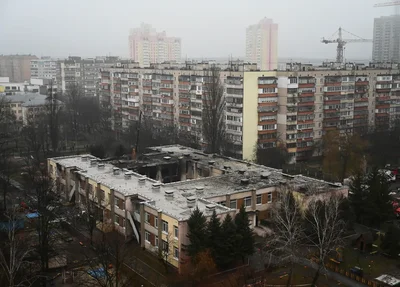 Equipes de resgate trabalham nas buscas por vítimas de queda de helicóptero na cidade de Brovary, nos arredores de Kiev, no dia 18 de janeiro de 2023