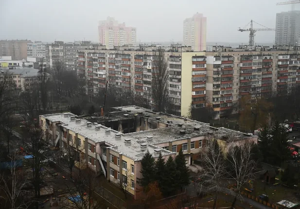 Equipes de resgate trabalham nas buscas por vítimas de queda de helicóptero na cidade de Brovary, nos arredores de Kiev, no dia 18 de janeiro de 2023