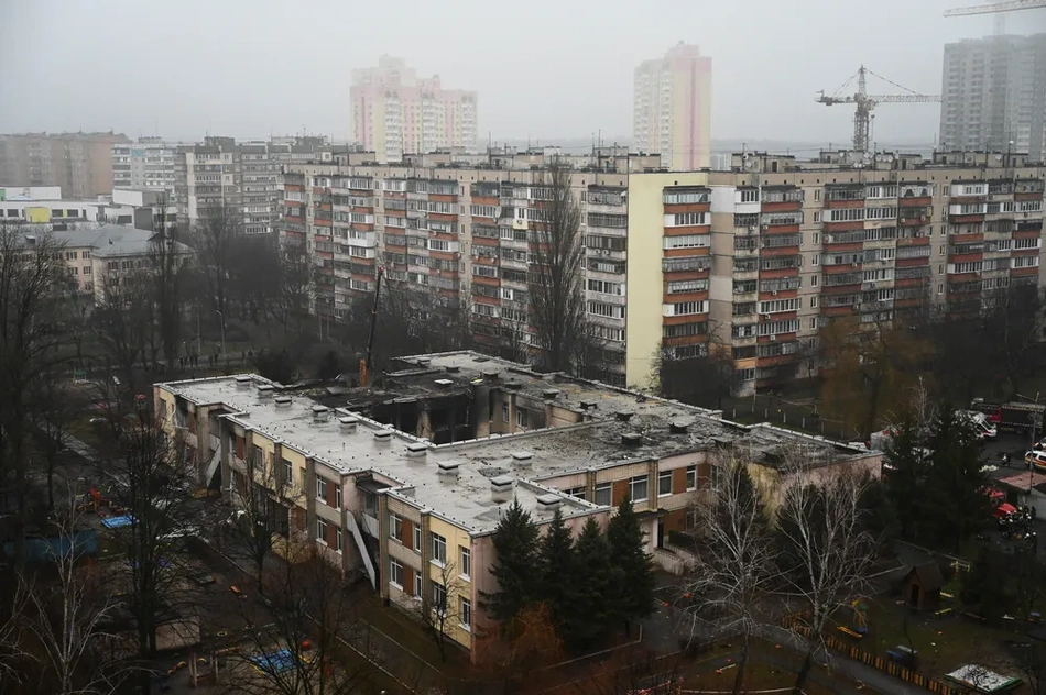 Equipes de resgate trabalham nas buscas por vítimas de queda de helicóptero na cidade de Brovary, nos arredores de Kiev, no dia 18 de janeiro de 2023