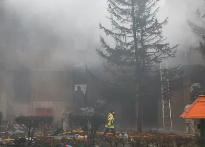 Equipes de resgate trabalham nas buscas por vítimas de queda de helicóptero na cidade de Brovary, nos arredores de Kiev, no dia 18 de janeiro de 2023