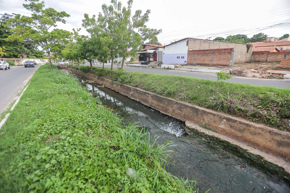 Esgoto da avenida Celso Pinheiro