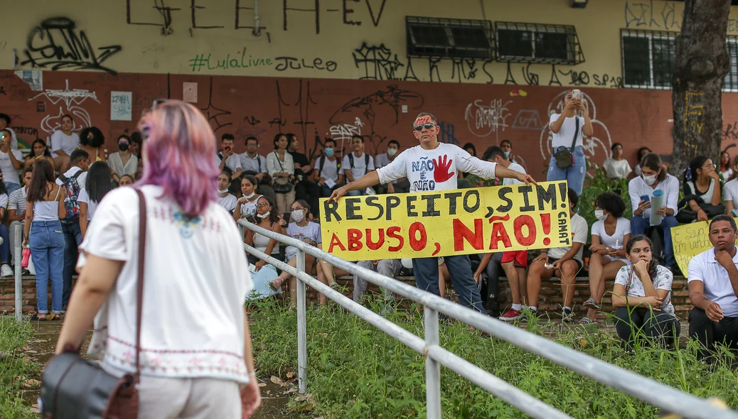 Estudante com faixa de respeito