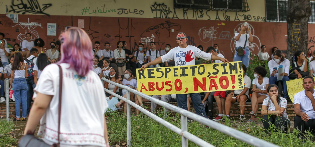 Estudante com faixa de respeito