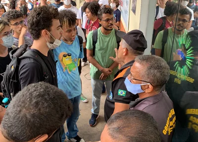 Estudantes e Policiais Federais em frente à reitoria