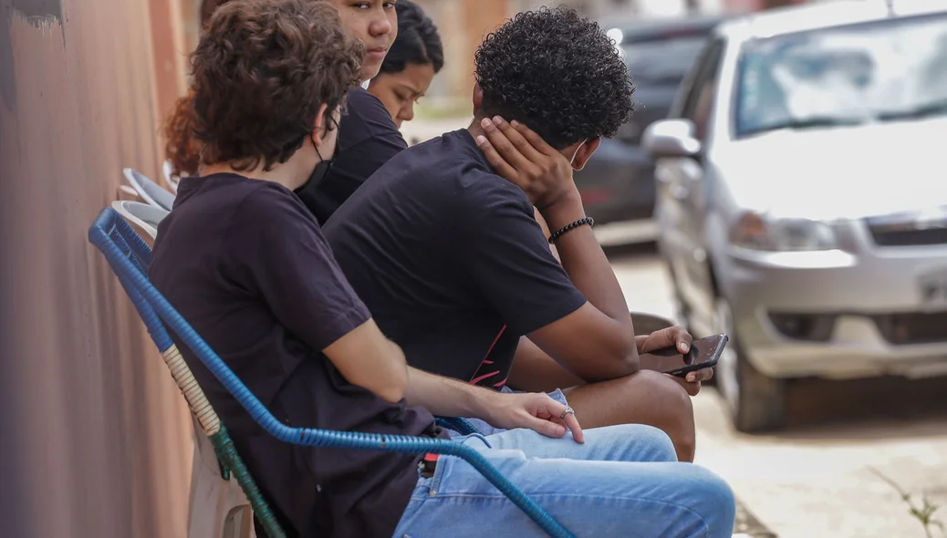 Estudantes reunidos no velório da estudante de jornalismo Janaína Bezerra